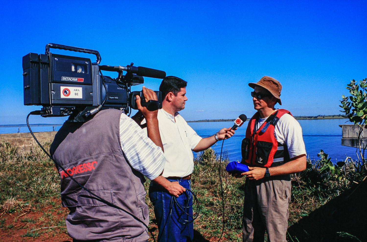 1999-06-30 Dia 026 - 0020 - Sto Antonio do Aracanguá, Represa de Três Irmãos - Reportagem TV Progresso