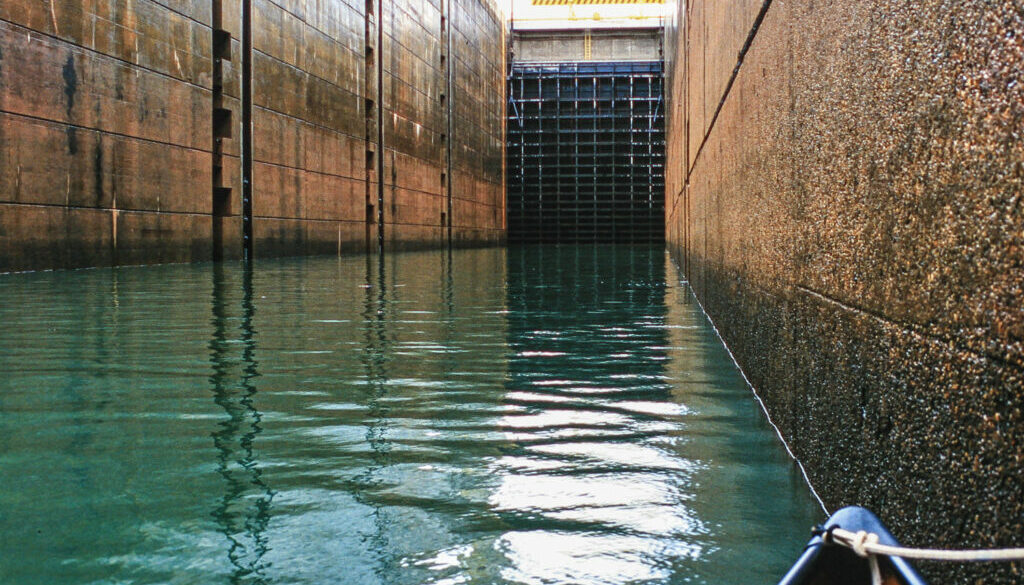 1999-07-04 Dia 031 - 0020 - Eclusagem na Barragem de Jupiá, Três Lagoas